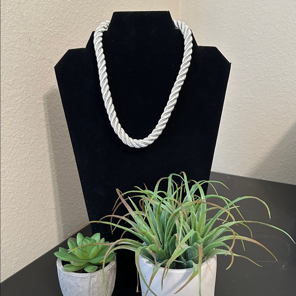☀️ 3 $15 Items for $25 ☀️ Elegant WhiteTwisted Rope Necklace